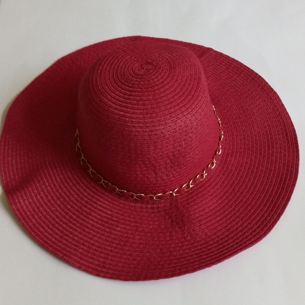 RED AND GOLD CHAIN HAT
